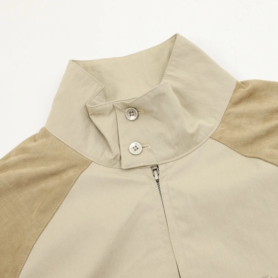 🅿️570 Louis Vuitton/Louis Vuitton spliced jacquard jacket is made of nylon fabric, which feels smooth and crisp. It not only ensures the comfort when wearing, but also allows the jacket to maintain a good-looking shape for a long time. It will not be easily deformed and out of shape. In the splicing part, different fabrics are perfectly connected!! The presbyopic print is even better. The pattern is clear and full, and the color is perfect. It is exactly the same as the original product. No matter how many times it is washed, it does not become smudged. The printing process is so good!!! The ribbing on the collar and cuffs has just the right elasticity, fits the body without being strangled, and the details are exquisite! Size: XS-L